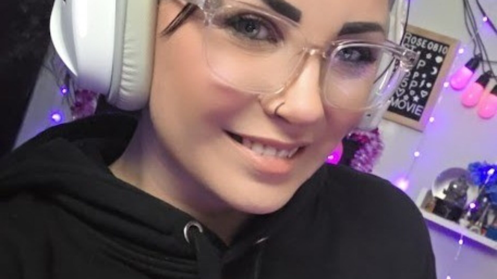 <a href='https://www.twitch.tv/bellarose0810' target='blank'>BellaRose0810</a>
